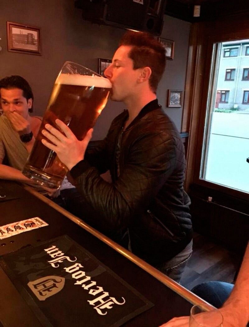 Большой стакан пива