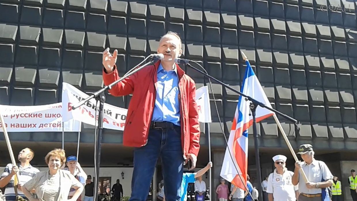 Евродепутат Мирослав Митрофанов выступает на фоне Музея оккупации — бывшего Музея латышских красных стрелков