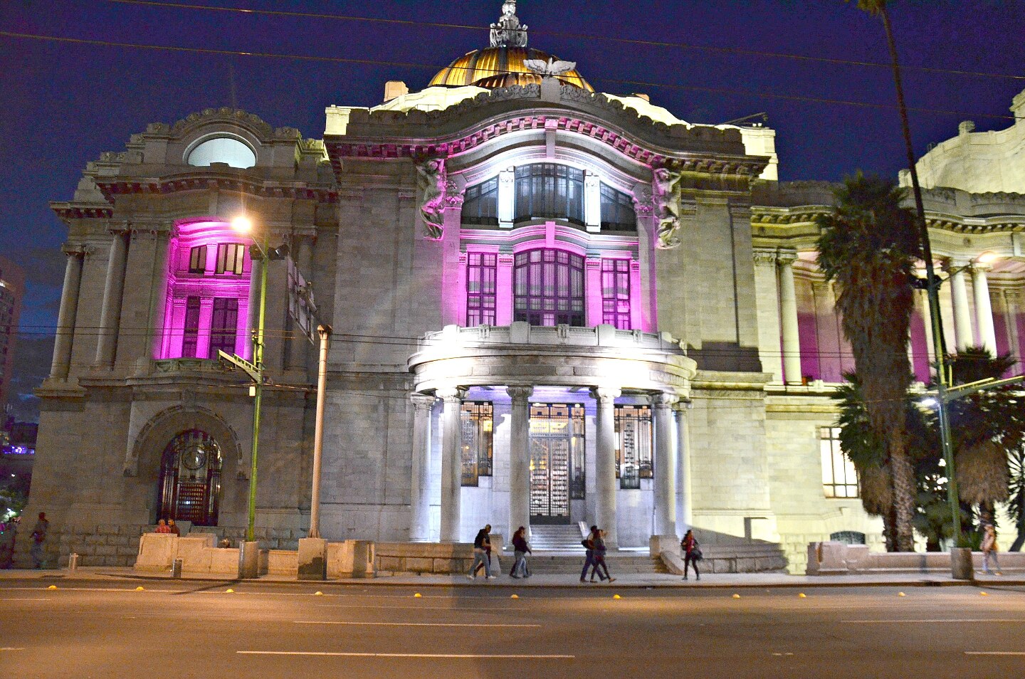 Площадь Гарибальди в Мехико - праздник каждую ночь