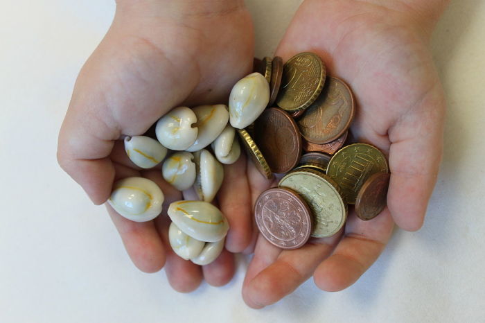 Как выглядели древние деньги разных народов: Мелкие раковины, гигантские камни, перья и не только деньги