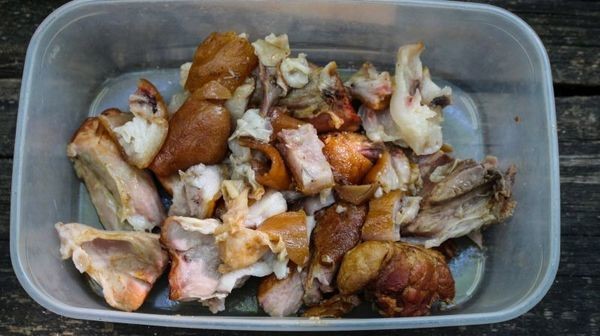 Ждем пока мясо остынет, после чего, отделим его от кости и нарежем кусочками, примерно такого же размера, как и телятину. Шкуру также нарежем не большими кусочками. блюдо, в казане, видео, еда, рецепт, фото, фоторецепт