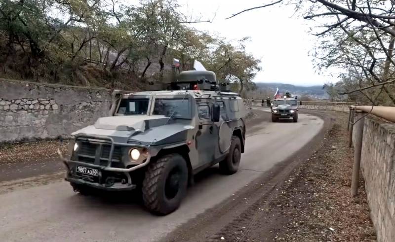 Азербайджанские военные передвигаются по Карабаху под конвоем российских бойцов Новости