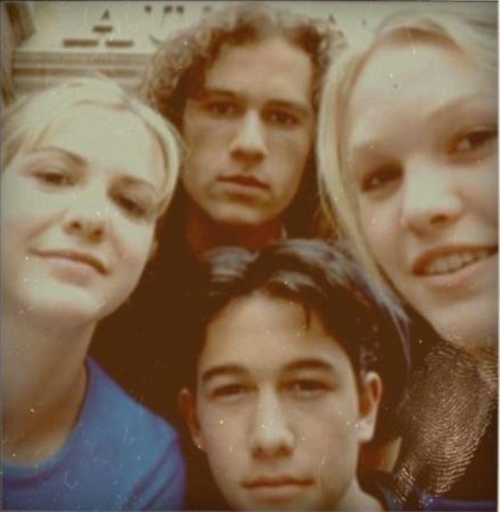 Хит Леджер, Джозеф Гордон-Левитт, Джулия Стайлз и Лариса Олейник делают снимок на Polaroid во время съемок фильма «10 причин моей ненависти» в мире, знаменитости, кадры, люди, молодость, слава, фото