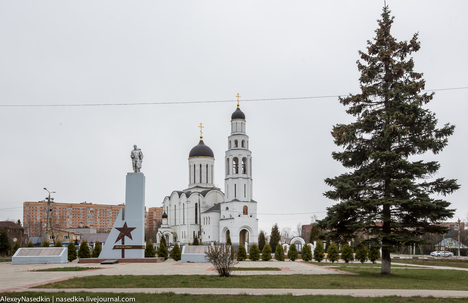 Апрелевка московская область. Памятник в Апрелевке у церкви. Памятник культуры в Апрелевке. Церковь в Апрелевке фото. Площадь Апрелевки.