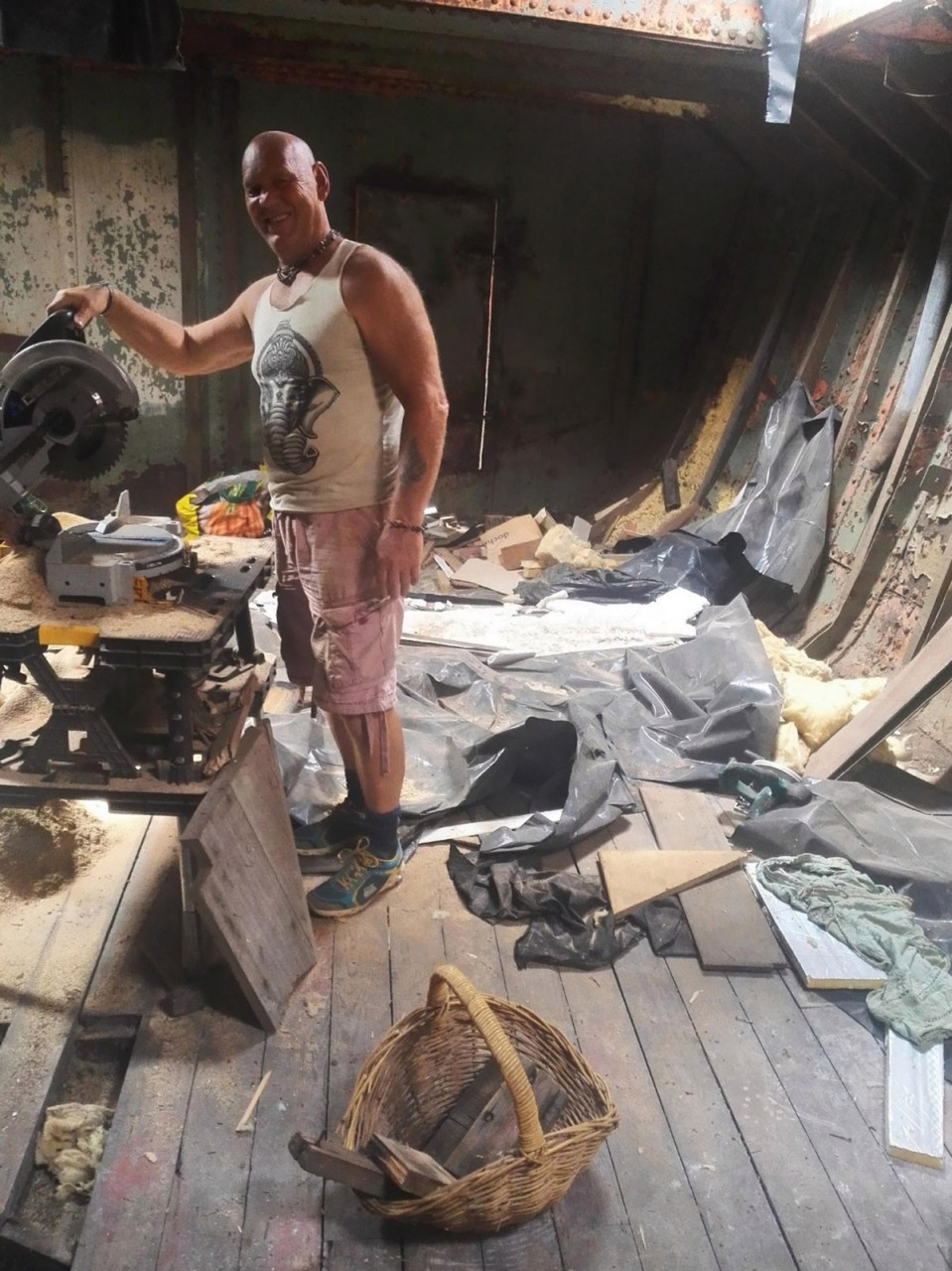 Пара превратила 100-летнюю лодку в ЭКО-дом своей мечты Пара превратила 100-летнюю лодку в ЭКО-дом своей мечты