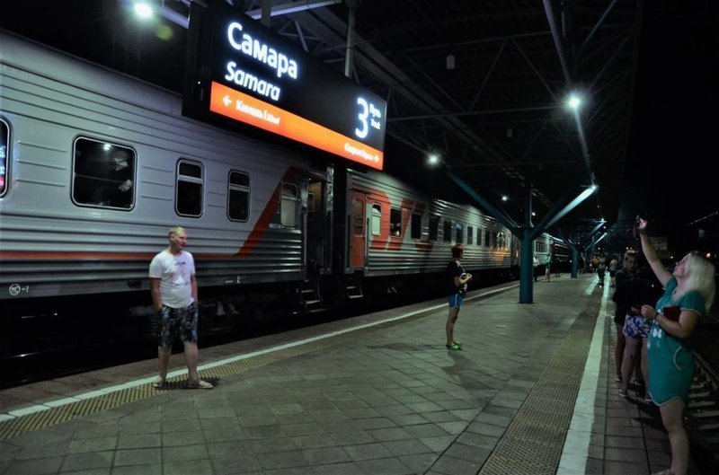 Поезд челябинск самара. Волгоград вид с поезда. Ночной поезд Москва Питер. Еду в электричке ночью.