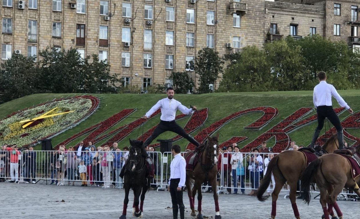 4 ноября на вднх мероприятия. ВДНХ день города флаги. Парк на ВДНХ висят флаги России и Беларуси. Мероприятия на ВДНХ 04.04.2021.