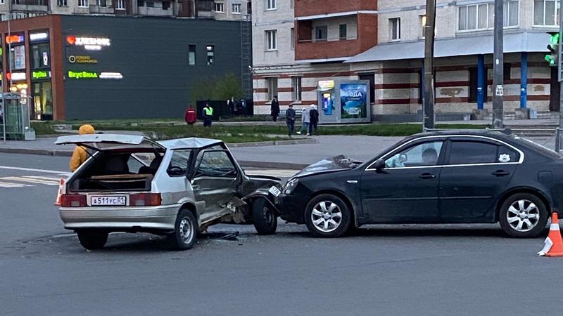 Девушку увезли на реанимобиле после серьёзного ДТП во Фрунзенском районе