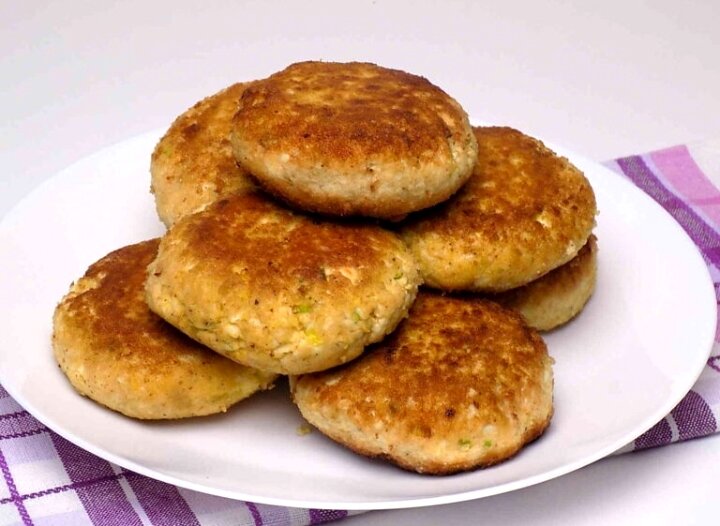Да, всего 5 яиц и никаких хитростей: целая кастрюля больших вкусных котлет, от которых не оторваться. Пышные, сочные, ароматные - и не скажешь, что яичные.-9