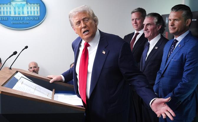 На фото (слева направо): президент Дональд Трамп, министр армии Дэн Дрисколл, министр внутренних дел Даг Бергум и министр обороны Пит Хегсет во время пресс-конференций имени Джеймса Брэди в Белом доме.