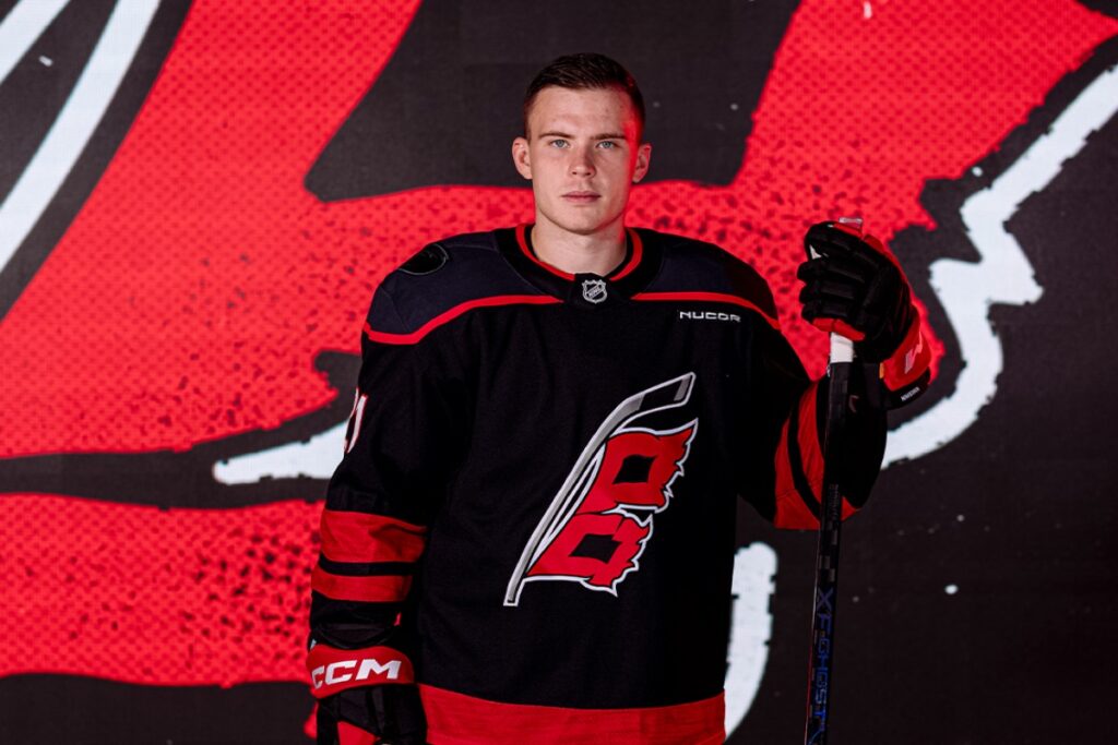 Российский игрок «Каролины» подрался с соперником в матче НХЛ