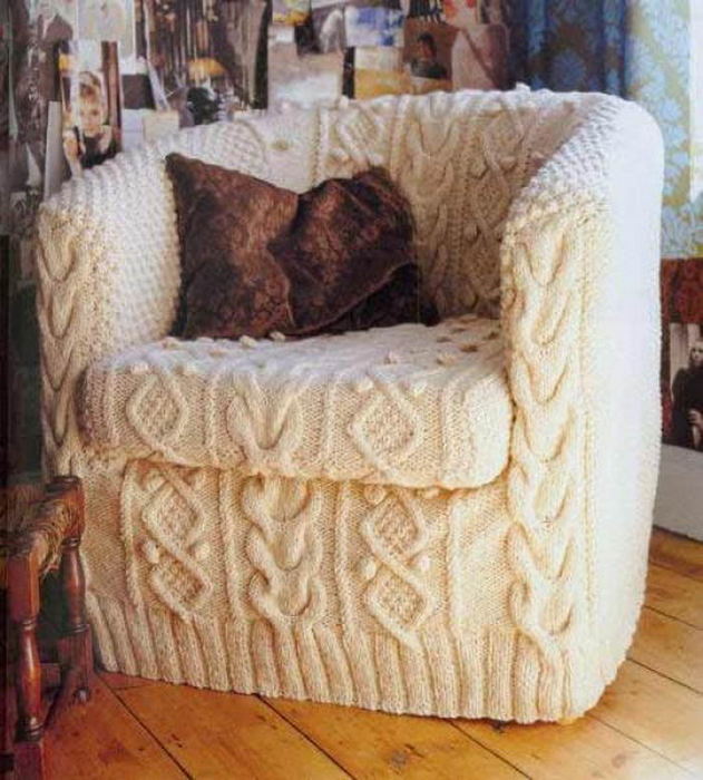 Уютное вязаное кресло.