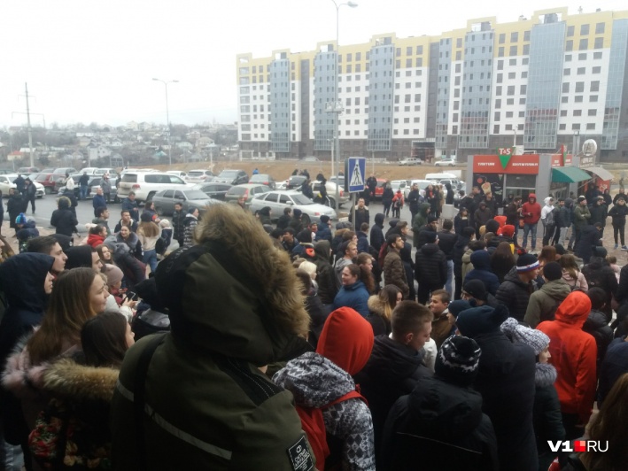 "Теперь скажите, что любите меня!" Сотни подростков и парящие банкноты-в Волгограде чеченский блогер раскидал деньги общество,россияне