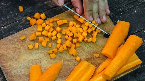 А пока мясо готовиться, нарежем кубиками морковь. блюдо, в казане, видео, еда, рецепт, фото, фоторецепт