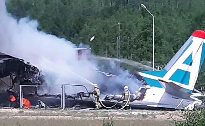 На фото: на месте аварийной посадки пассажирского самолета Ан-24 авиакомпании "Ангара"