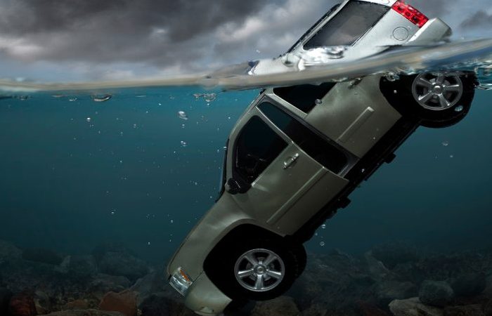 Как выбраться из тонущего автомобиля: 3 совета, которые могут спасти