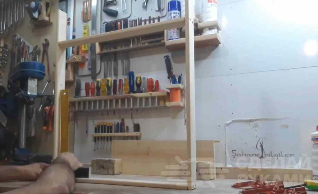 Деревянный столик с подставкой для цветочных горшков Деревянный столик с подставкой для цветочных горшков самоделкин