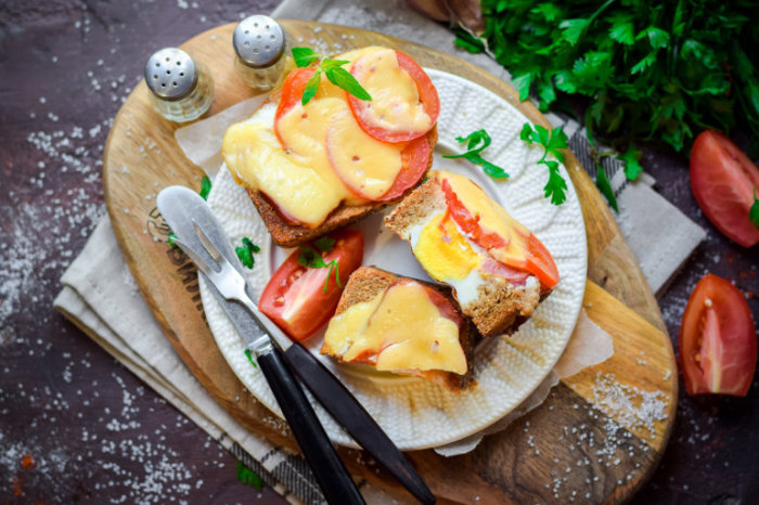 Яичница в хлебе с сыром и помидорами.  Фото: vilkin.pro.