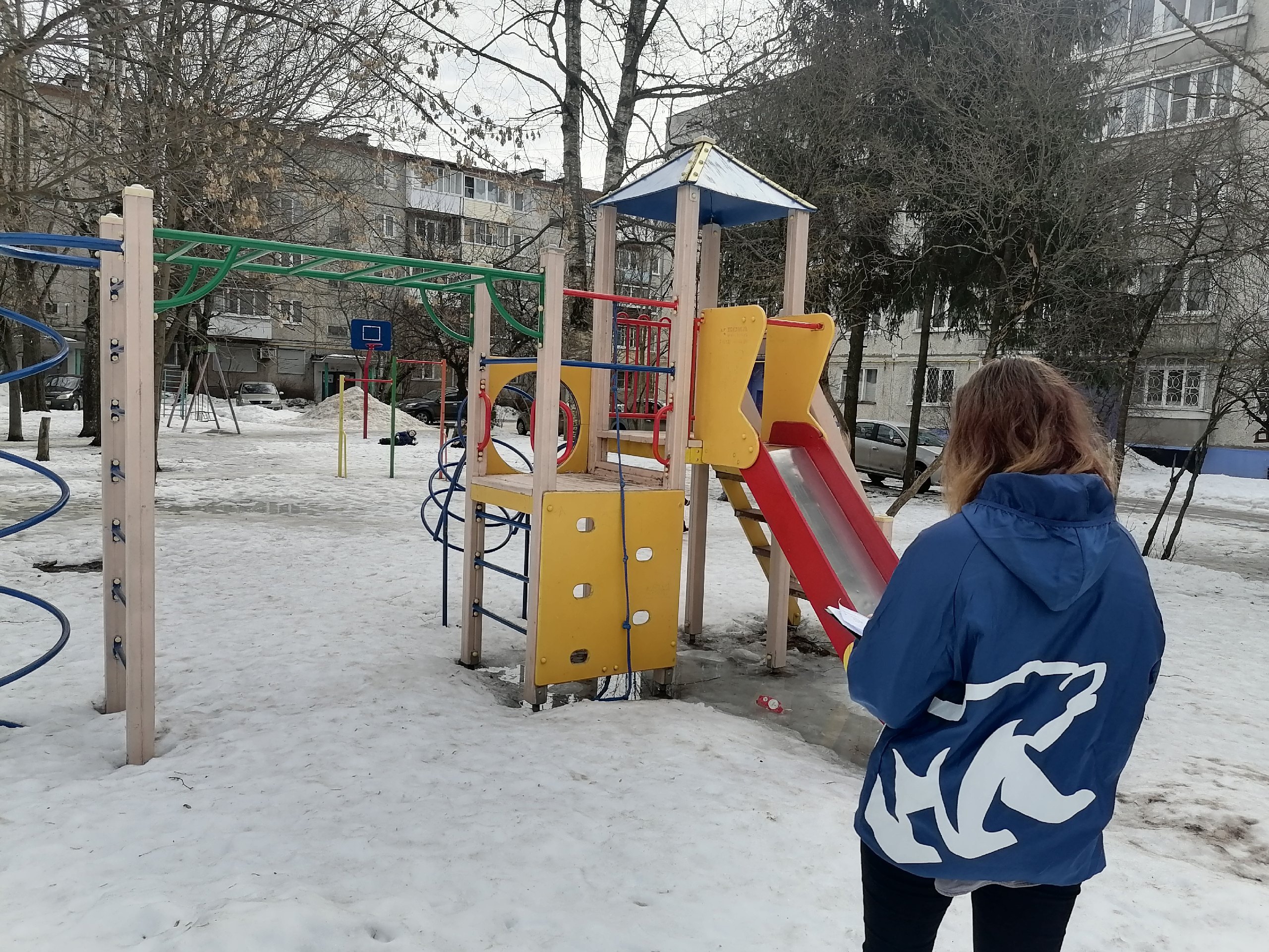 В Твери активисты проверили состояние детских площадок