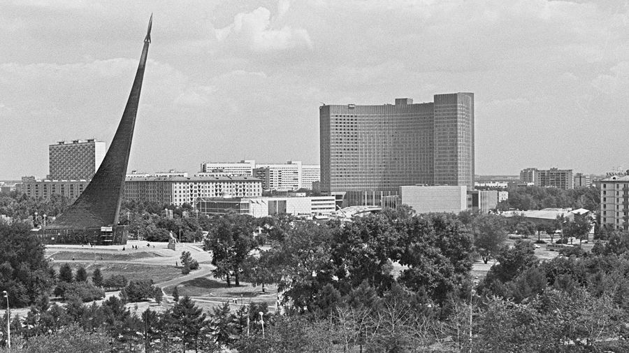 Наум Грановский. Вид на гостиницу «Космос» и монумент «Покорителямкосмоса». 1979 © Галерея Люмьер