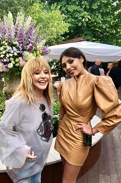 За столиком в любимой кафешке: Алла Пугачева, Максим Галкин и другие звезды на открытии кафе Валентина Юдашкина За столиком в любимой кафешке: Алла Пугачева, Максим Галкин и другие звезды на открытии кафе Валентина Юдашкина Хроника