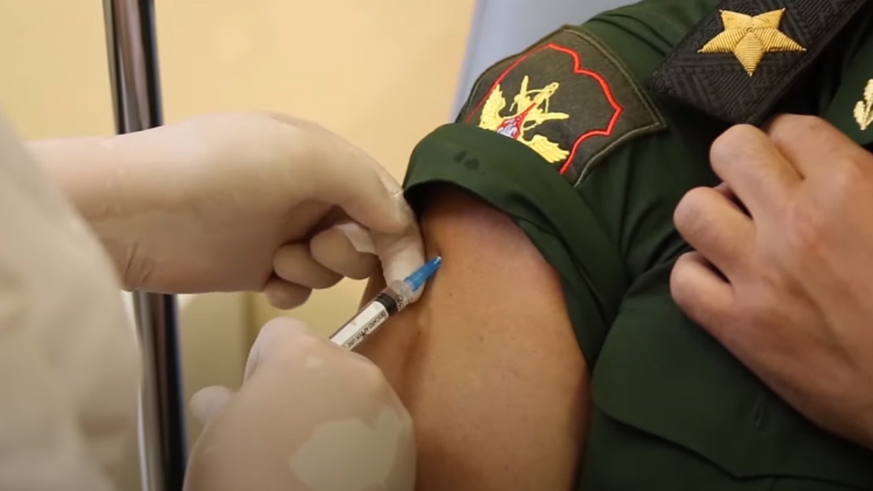 Шойгу: вакцинация военнослужащих ВС РФ против COVID-19 полностью завершена