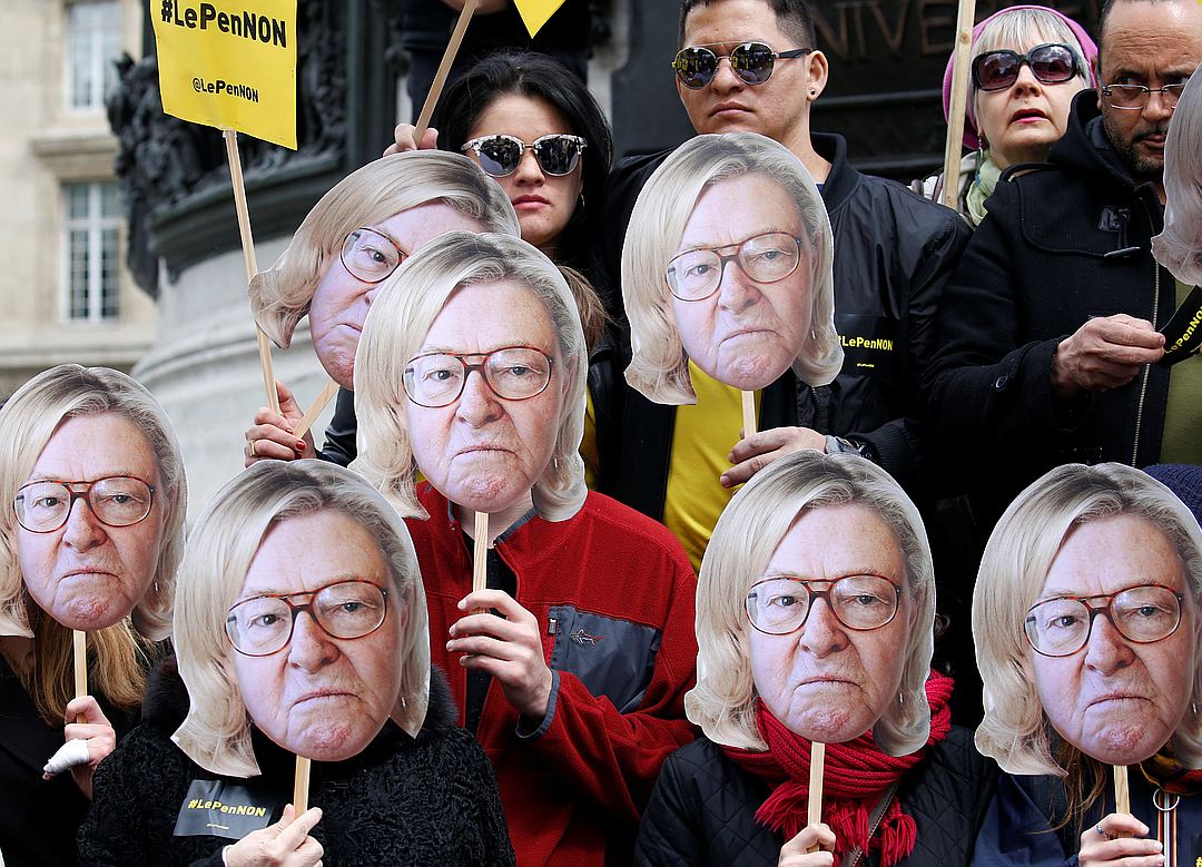 Сторонники Жана-Мари Ле Пен пришли с масками. Фото: REUTERS