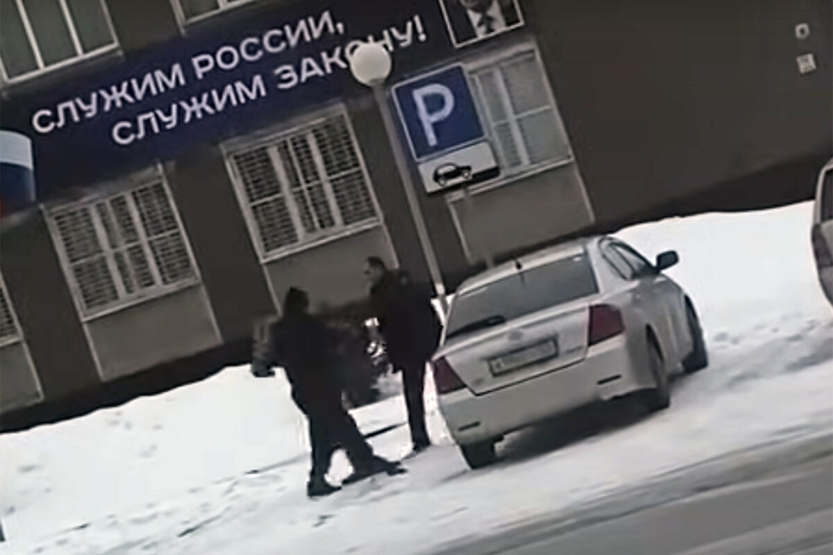 В Алтайском крае полицейские устроили драку у отдела полиции и попали на видео
