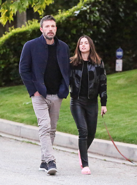 Кожаные брюки и розовые тапочки: Ана де Армас на прогулке с Беном Аффлеком Кожаные брюки и розовые тапочки: Ана де Армас на прогулке с Беном Аффлеком Звезды,Звездные пары