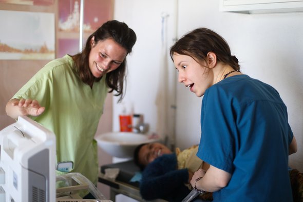 Мелиса Коррейа, волонтер-медик, делает УЗИ пациентке.