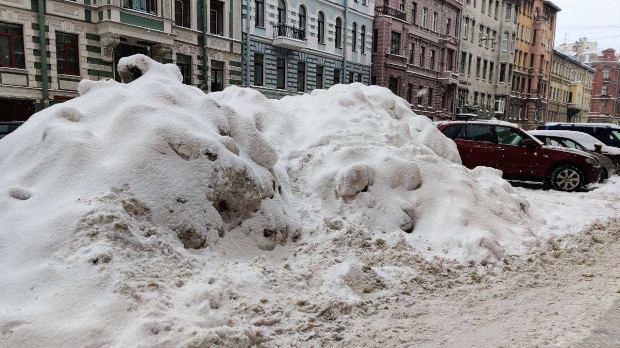 Петербург утром 14 декабря вышли убирать от снега всего 129 единиц техники