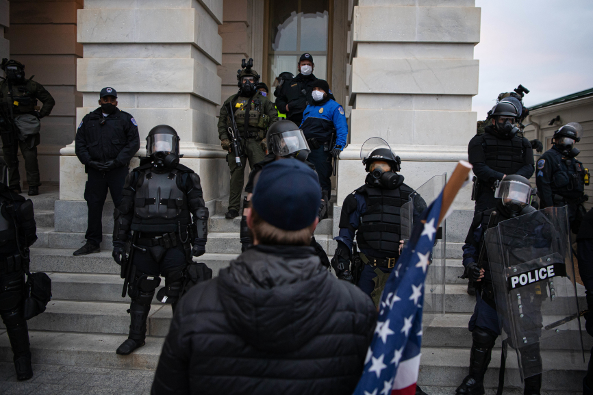 Полицейские США угрожают бунтовщикам расправой