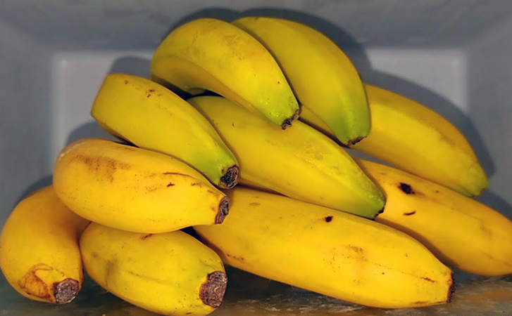 Замораживаем самые дешевые бананы и мороженое почти готово. Осталось только смолоть их в блендере десерты