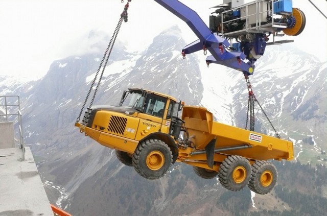 Как тяжелую строительную технику доставляют на высокогорье горы,интересное,техника