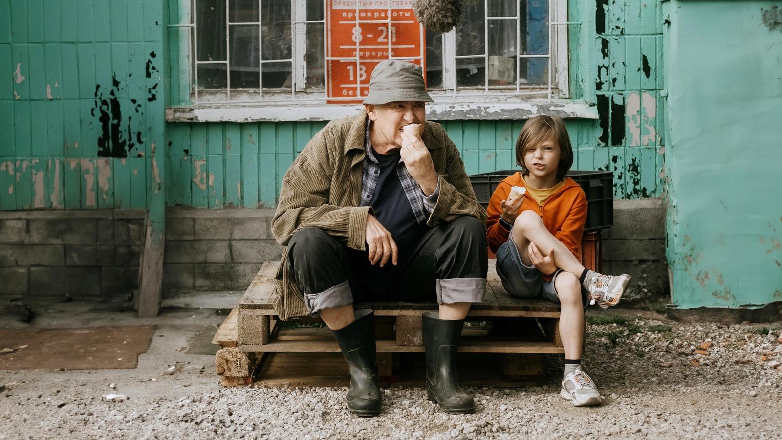 Наверстать за майские: 6 новых семейных фильмов для просмотра с детьми которого, РоссияРейтинг, Кинопоиска, деревню, можно, играет, 77Рейтинг, Сергей, исполнении, Павел, 68Рейтинг, дедушке», знакомится, решает, Аннушку, Ингрид, озвучил, версия, более, 2»Страна