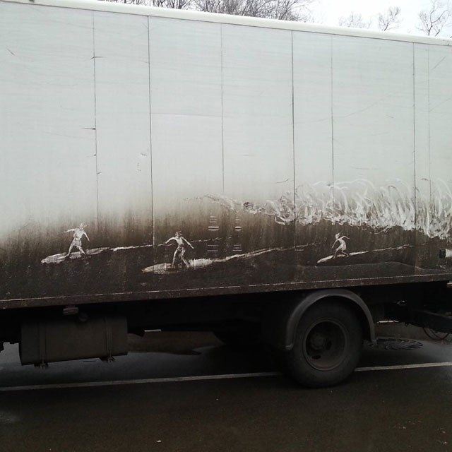 Рисунки на грязных авто от московского художника