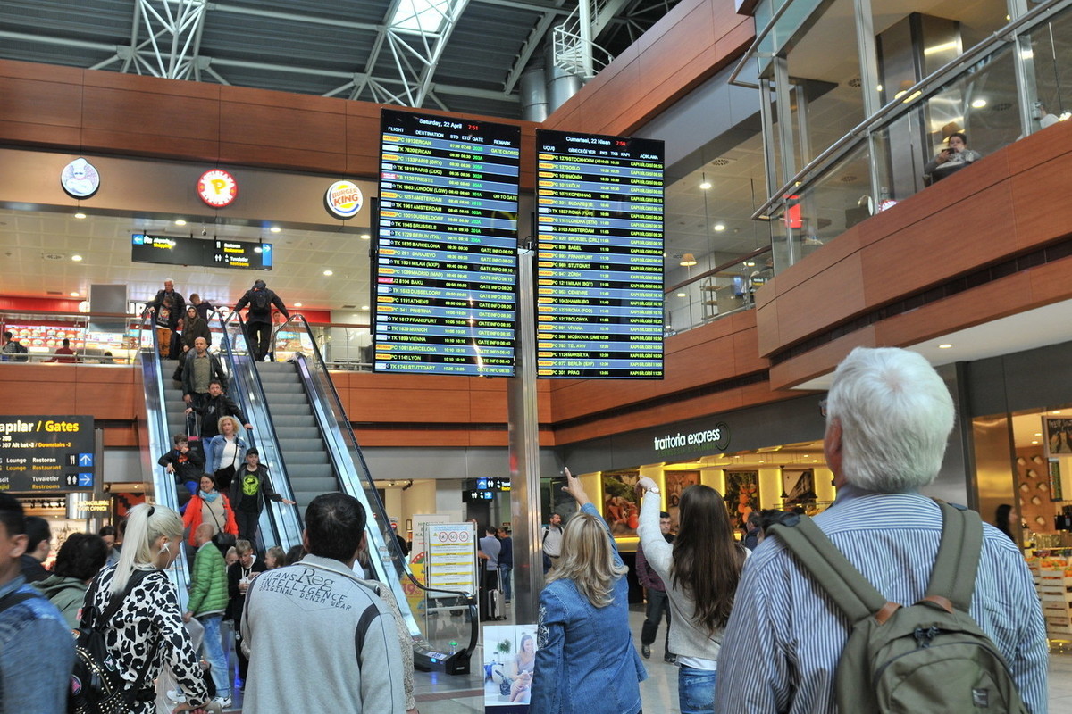 В аэропортах Москвы пребывают около тысячи таджик