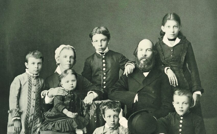Пожалуй, единственная фотография всей семьи Ульяновых, в которой в апреле 1870 года родился Владимир Ильич. Сам Володя - в нижнем правом углу фотографии.