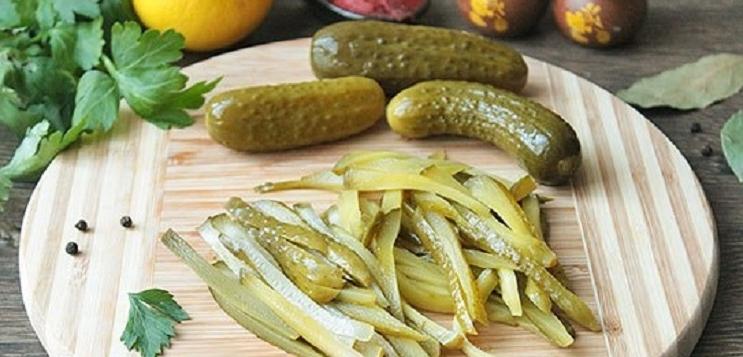 Ни один праздник в нашей семье не обходится без нежных, сочных мясных рулетиков с начинкой из огурца и сыра: рецепт