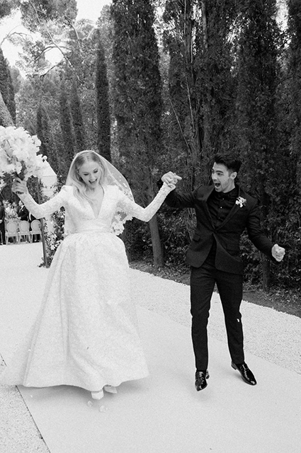 Софи Тернер и Джо Джонас поделились новыми фото со свадьбы в честь ее годовщины Звездные пары