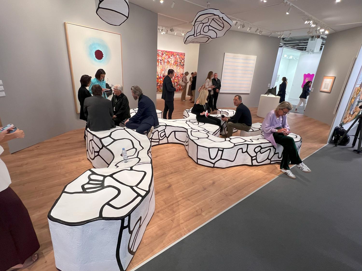 Jean Dubuffet. Banc-Salon (Clich&eacute; 8269), 1970&ndash;2024. &euro;800 тыс. (за сет).&nbsp;Pace Gallery / Galerie Lelong &amp; Co