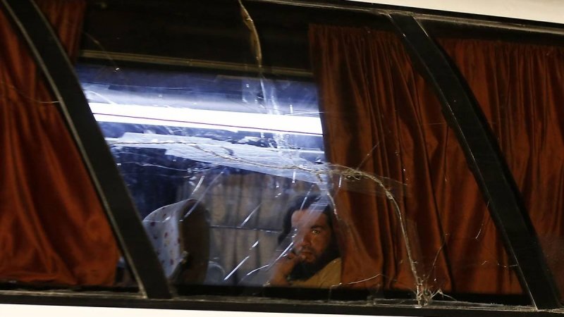 Террорист ИГ во время эвакуации из Западного Каламуна (Сирия)