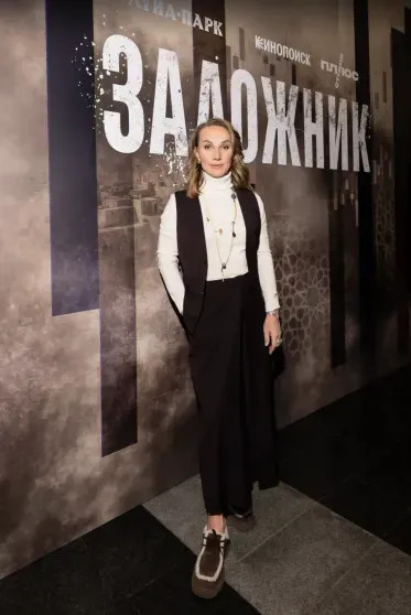 Максим Матвеев, Игорь Верник, Манижа и Светлана Кузнецова посетили премьеру международной драмы в Москве Игорь, Матвеев, Матвеева, Костолевский, гостей, приехал, коллег, языке, поблагодарил, Верник, также, Муавад, актёр, Николас, Авратинская, главные, своих, Дарья, Заложник, Максима