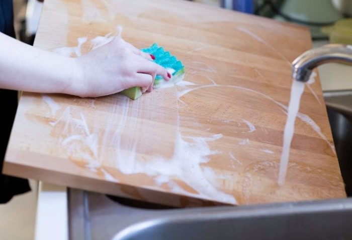 Мыть доску с жидкостью для посуды недостаточно для полного очищения / Фото: mtdata.ru