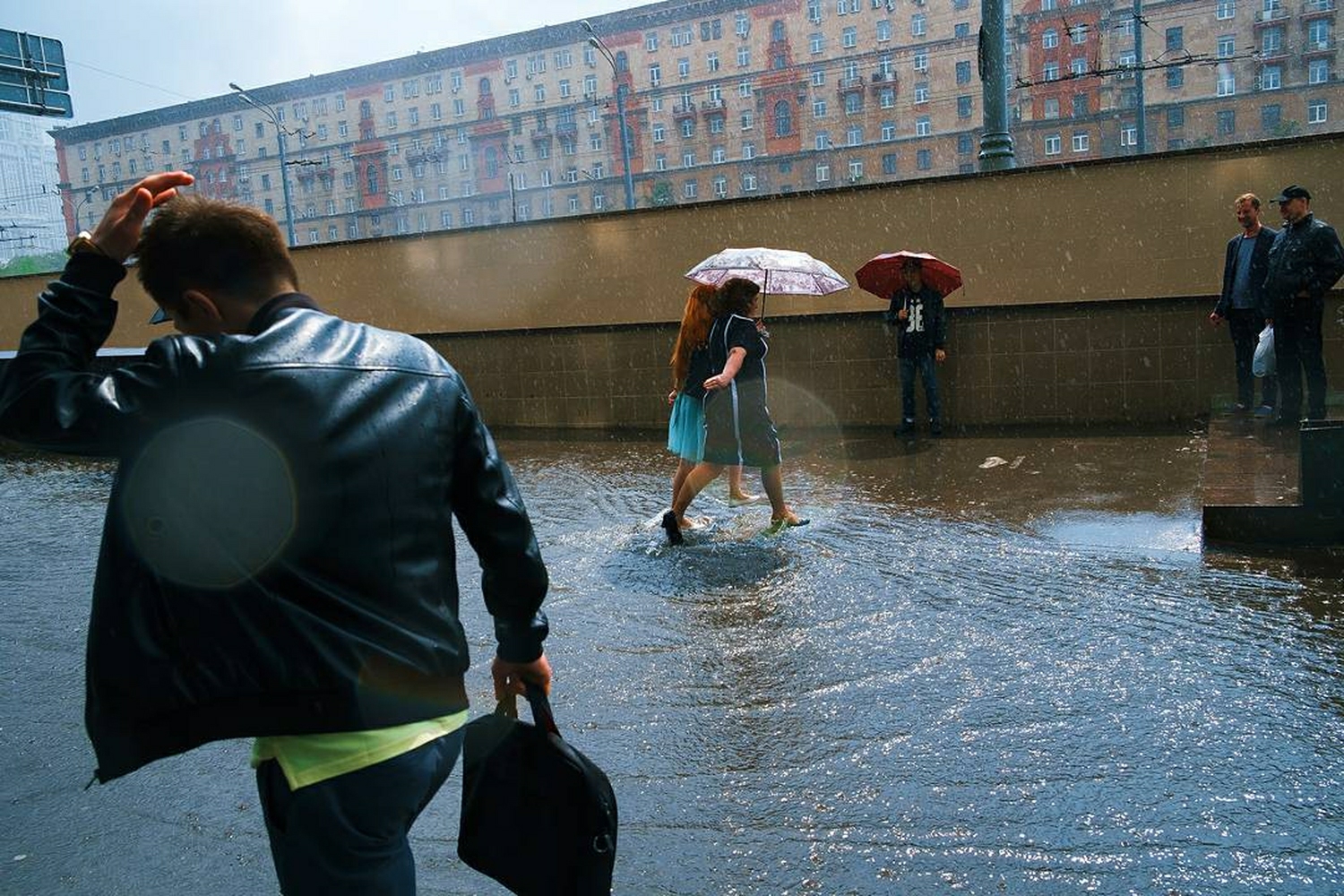 Дождь переехал. Дождь в Москве. Сильный дождь. Сильный дождь в Москве. Ливень в Москве.