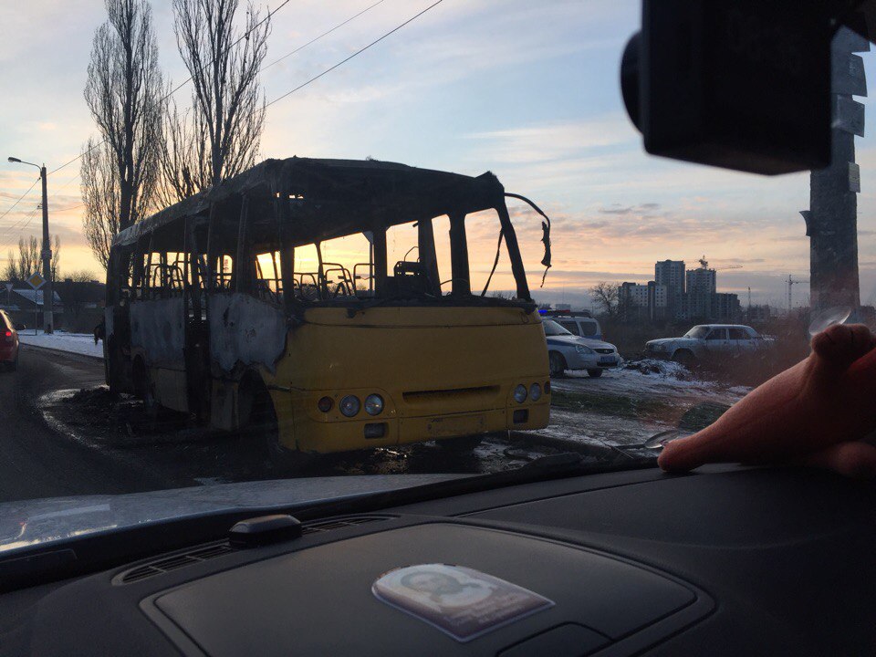 В Симферополе на ходу загорелся автобус: ТС полностью сгорело 3