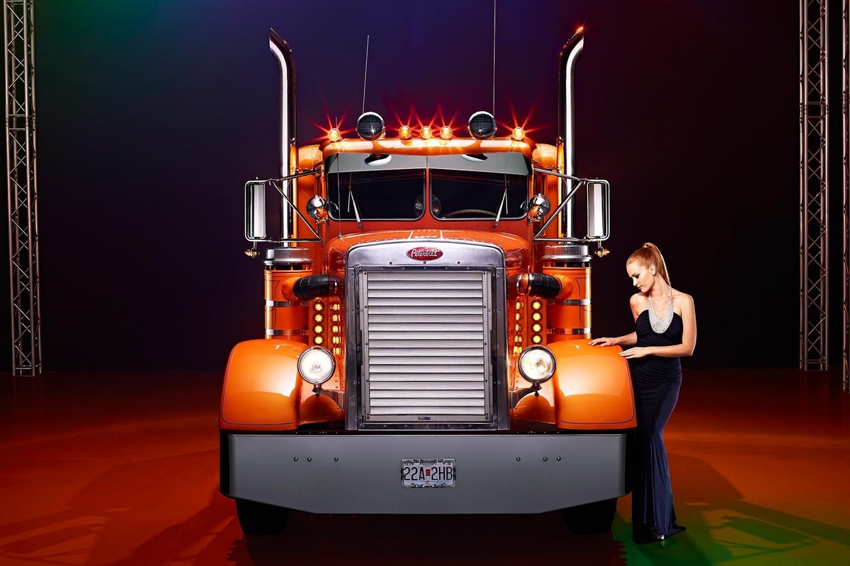 Девушки и тягачи Peterbilt Девушки и тягачи Peterbilt