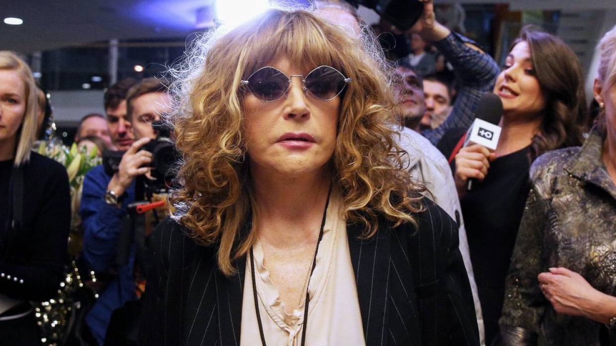 Алла Пугачева в элегантной тунике посетила день рождения Татьяны Тарасовой