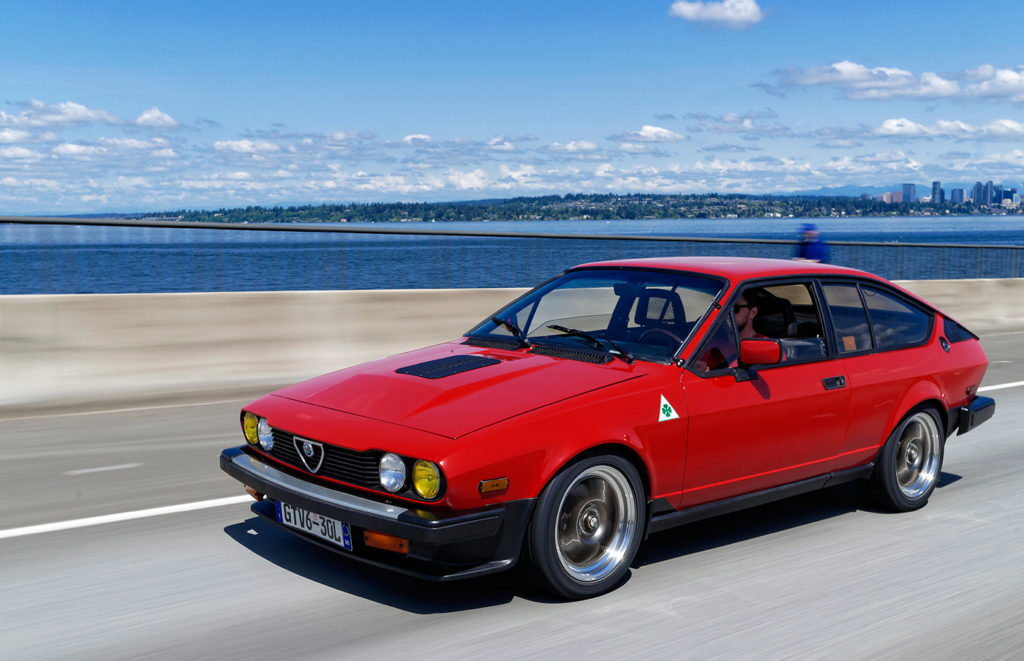 Молодожены вдвоём восстановили Alfa Romeo GTV6 