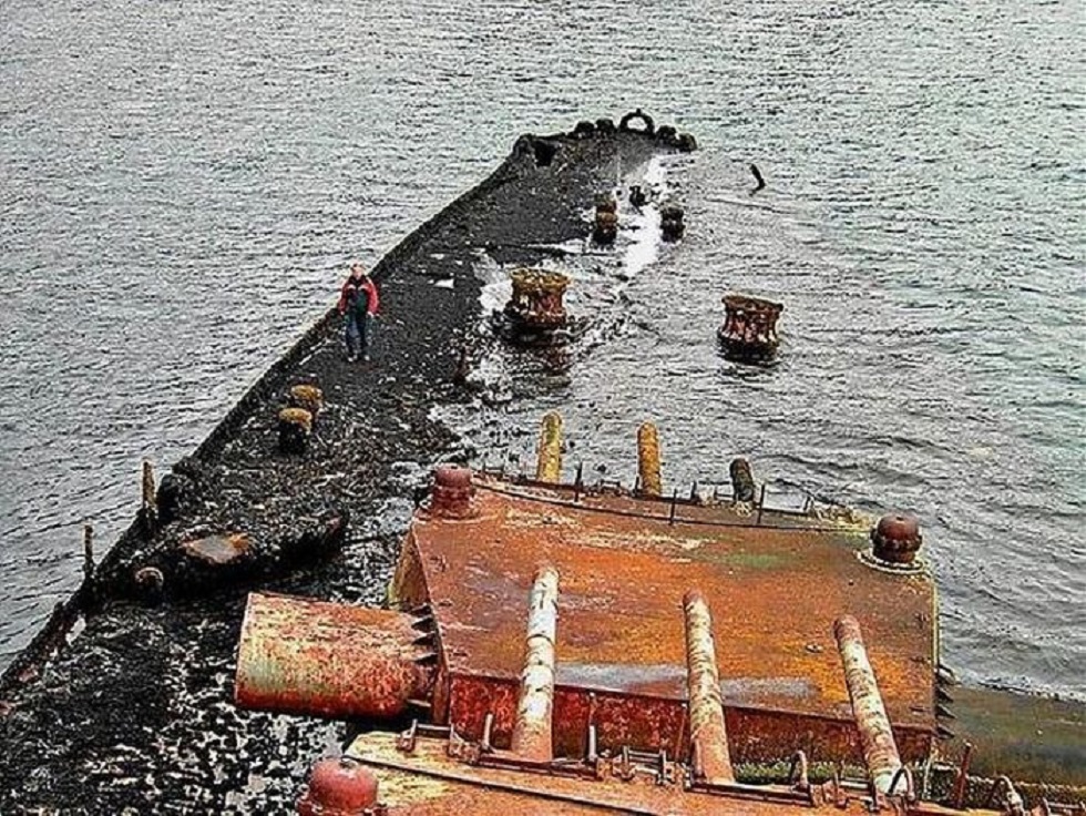 Затоплен корабль вмф. Затонувший крейсер Мурманск. Крейсер Мурманск 1994. Крейсер Мурманск утилизация. Мурманск затонувшие корабли.